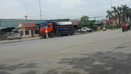 Tổ CSGT làm việc tại Cảng Vật Cách luôn có các thanh niên áo đen ở bên cạnh.