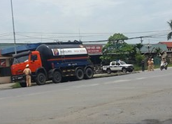 CSGT kiem tra xe qua tai 'sieu toc' hinh anh