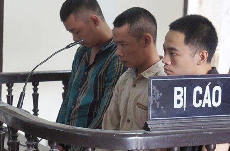 Các bị cáo Cao Xuân Thanh, Cao Xuân Thủy, Phạm Văn Phúc đứng trước vàng móng ngựa nghe tòa tuyên án.