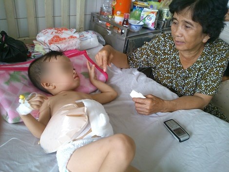 Be trai 3 tuoi bi nguoi tinh cua me dap vo dai trang hinh anh