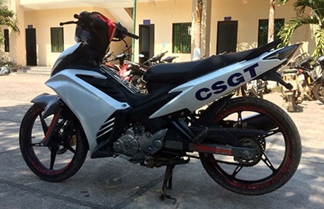 Dung xe may dan chu ‘CSGT’ di cuop hinh anh