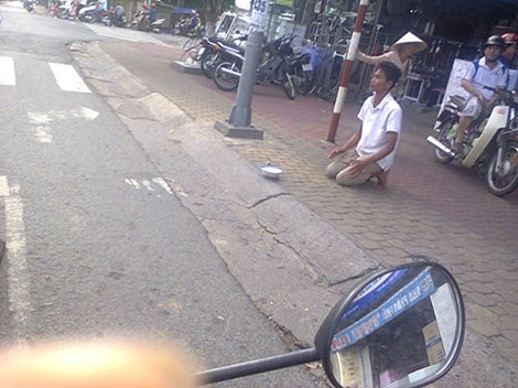 Người thanh niên “giả bộ” bệnh tâm thần đang... quỳ lạy người đi đường để xin tiền tại một ngã tư trên đường Nguyễn Ái Quốc đoạn vào sân bay Biên Hòa (KP10, phường Tân Phong, TP Biên Hòa) (ảnh Thái Văn Công chụp ngày 6/7).