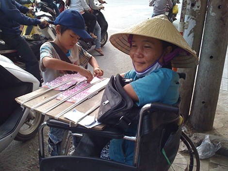 Trong khi có những kẻ lười biếng giả bộ thương tật thì chị Huỳnh Thị Thuận (40 tuổi) bị cụt hai tay, hai chân hàng ngày vẫn ngồi tại góc ngã tư đường Đồng Khởi (P. Tân Phong, TP. Biên Hòa) cố bán 300 tờ vé số để mưu sinh.