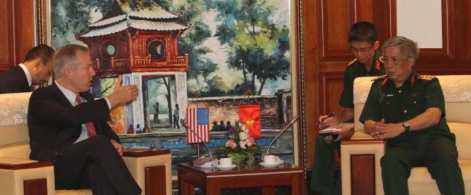 Thứ trưởng Bộ Quốc phòng Nguyễn Chí Vịnh tiếp Đại sứ Hoa Kỳ Ted Osius.