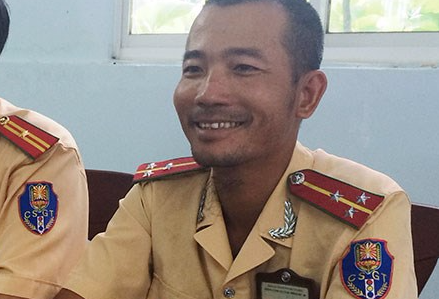 Gap nguoi canh sat giao thong me bat cuop hinh anh