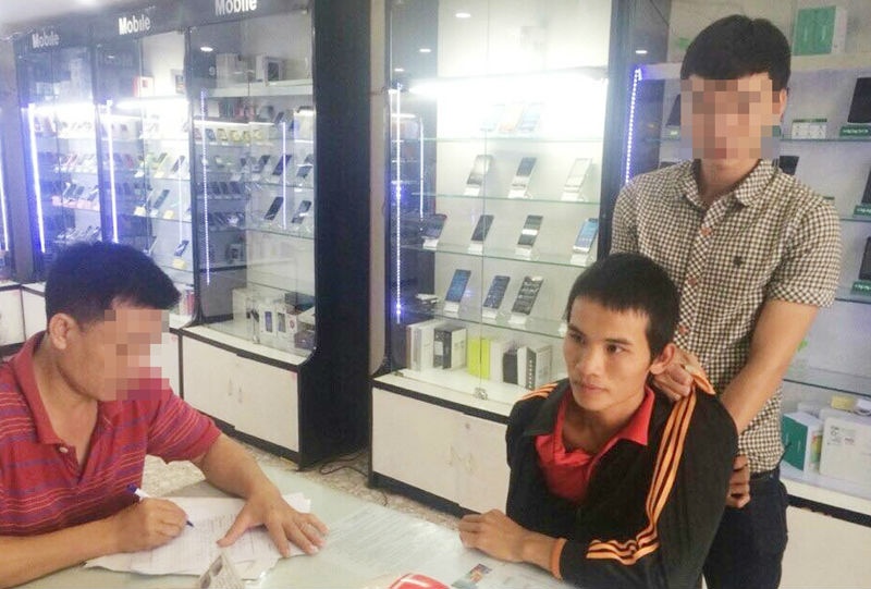 Duoi theo co gai hang chuc km de hiep dam, cuop iPhone hinh anh