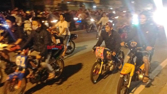 Xe may 'bao dem' quay tung bung tren quoc lo hinh anh