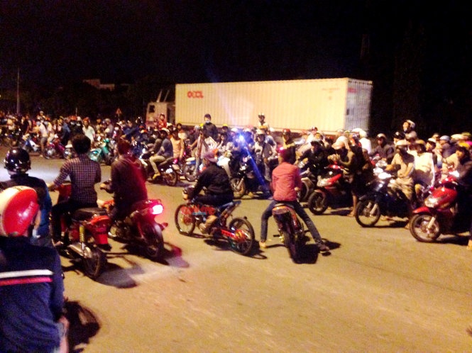 Xe tải, xe khách nhích từ từ trên quốc lộ 51 (Biên Hòa, Đồng Nai).