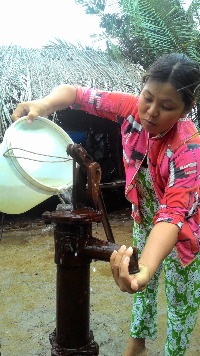 Chị Phạm Thị Hận (ấp 18, xã Biển Bạch) vừa khoan được cây nước nhưng phải bỏ phế vì nước bị nhiễm phèn, mặn không thể sử dụng.