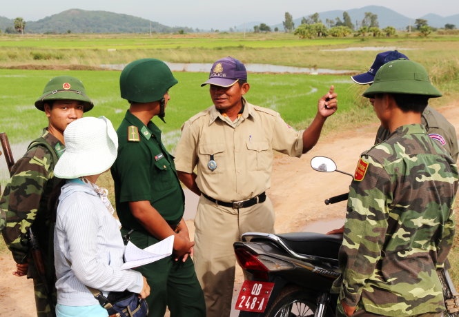 Cảnh sát Campuchia và bộ đội biên phòng Việt Nam trao đổi trên đường biên giới.