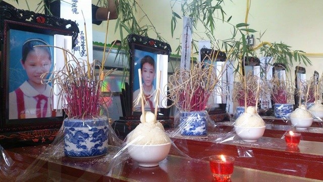 Không ai cầm nổi nước mắt khi thấy hương án.