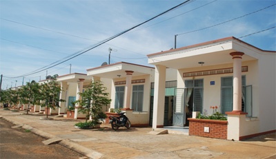 Mot can bo ngan hang dot ngot tu vong khi ngu o nha cong vu hinh anh