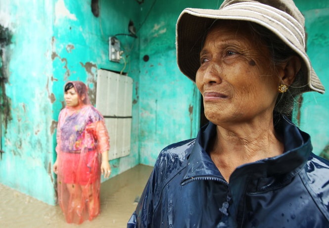 Bà Trần Thị Hợi - một người dân tại phường Hà Khánh, TP Hạ Long (tỉnh Quảng Ninh) - bật khóc khi đồ đạc trong nhà bị nước lũ cuốn trôi.