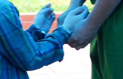 Mau con do cua nguoi dan ba dinh nem con xuong duong hinh anh