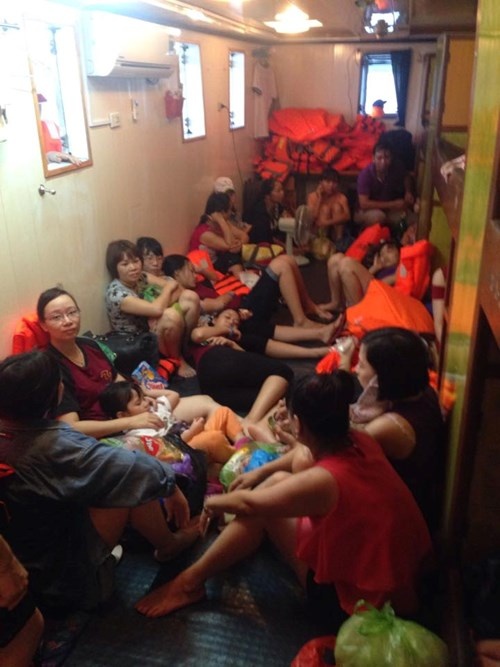 Du khach xep hang tu mo sang doi tau ve dat lien hinh anh