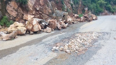 Đường tỉnh lộ Đèo Bén (huyện Chi Lăng) bị đá cày nát mặt đường, gây ách tắc giao thông. 