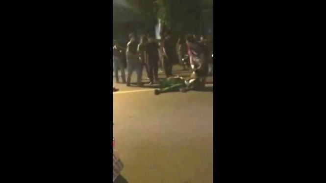 Thượng úy Lương Hữu Lợi bị đánh tơi tả - Ảnh cắt từ clip bạn đọc cung cấp.