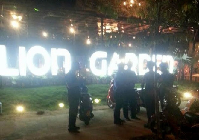 Bên ngoài câu lạc bộ Lion Garden Beer, nơi hai người bị bắn chết.