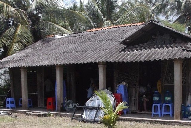 Nghi van cai chet cua nguoi dan ong viet di thu bang mau hinh anh