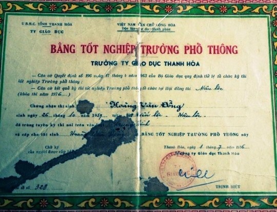 Bằng tốt nghiệp ghi tên ông Hoàng Văn Công được ông Hoàng Văn Đồng (em rể ông Công) “phù phép” thành bằng của mình. 