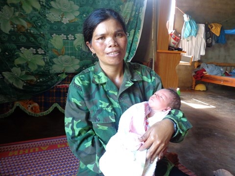 Be so sinh bi kien bu khap nguoi bi bo roi tai ray ca phe hinh anh