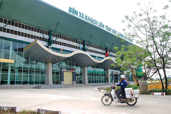 E am, ben xe xin nhuong dat san xuat linh kien dien tu hinh anh