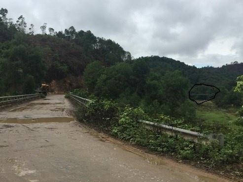 Hai chiếc cầu chỉ cách nhau vài trăm mét, hai người đứng ở hai cầu gọi nói chuyện được với nhau.