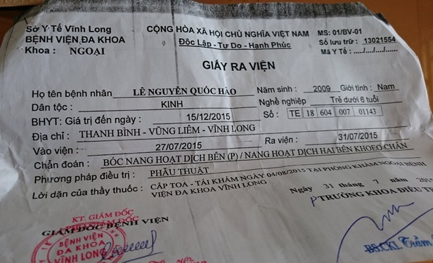 Giấy ra viện của bé Hào sau khi phẫu thuật sai chỉ định ban đầu.
