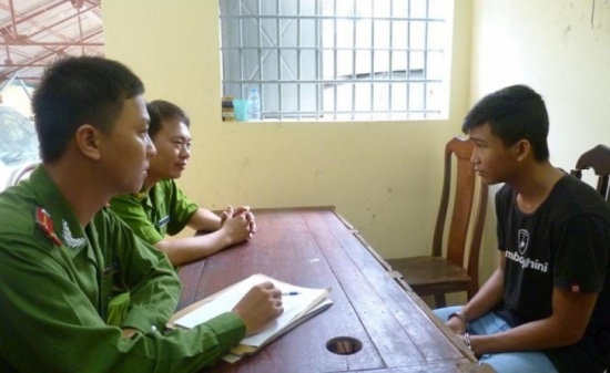 Nam sinh lop 11 dam chet ban hoc den cong an dau thu hinh anh