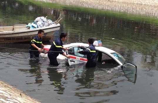 Chu quan tra da bat ngo nhay len lai taxi gay tai nan hinh anh