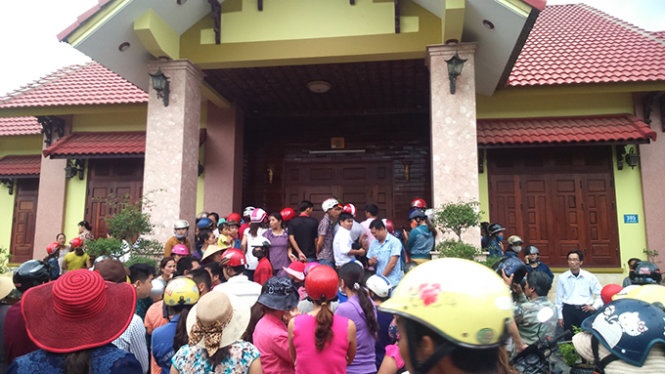 Hàng trăm người dân vây quanh ngôi nhà của hai nạn nhân vừa bị giết chiều 7/8.