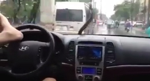 Coi thuong tinh mang, lai xe bang chan giua pho dong Ha Noi hinh anh