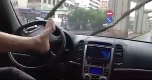 Nguoi dan ong lai oto bang chan o Ha Noi hinh anh