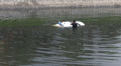 Hien truong taxi lao xuong song hinh anh