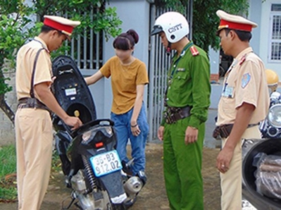 Thiếu nữ bị công an bắt giữ.