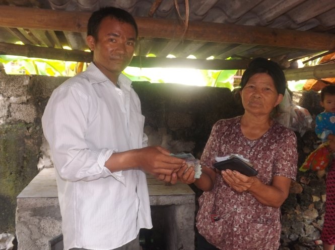 Cu ba 75 tuoi tra lai 6 trieu dong cho nguoi danh mat hinh anh