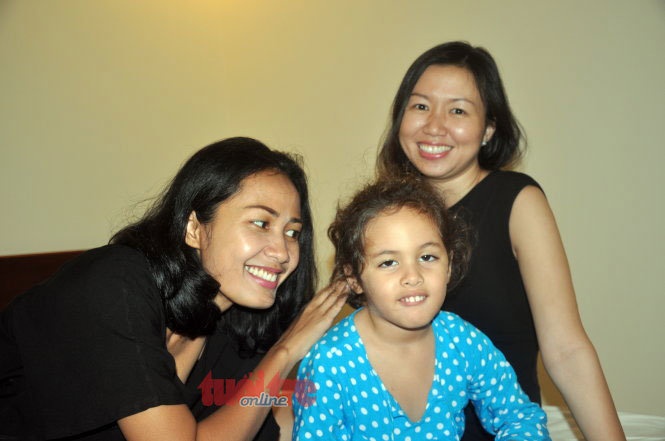 Mẹ con chị Ela vui cười hạnh phúc tại Bà Rịa - Vũng Tàu chiều 9/8.