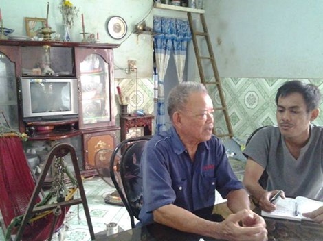 Tác giả bài viết đang trao đổi với ông Sáu Chinh, người cho rằng không có khả năng ông Lưu Yểm xây tượng đài đầu Phật dốc 47.