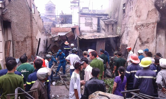 Chay noi giu tre tu nhan, 3 can nha bi thieu rui hinh anh