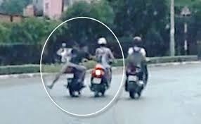 Co gai chong tra ke cuop co dao hinh anh