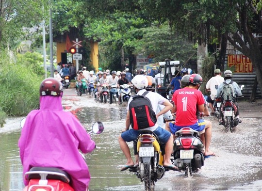 Đường Nguyễn Hữu Cảnh (quận Bình Thạnh) ngập sâu sau cơn mưa.