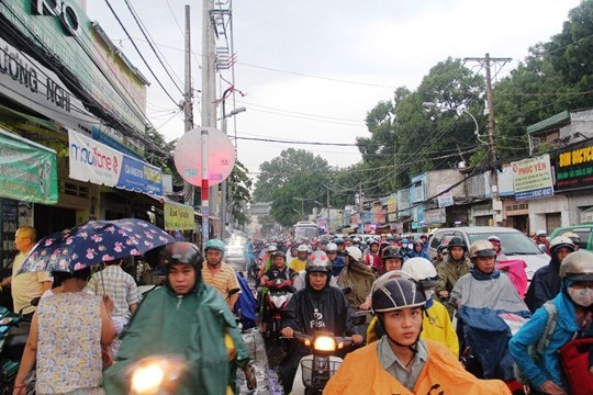 Giao thông hỗn loạn trong cơn mưa, nhiều người mệt mỏi về nhà trong buổi chiều của ngày đầu tuần.