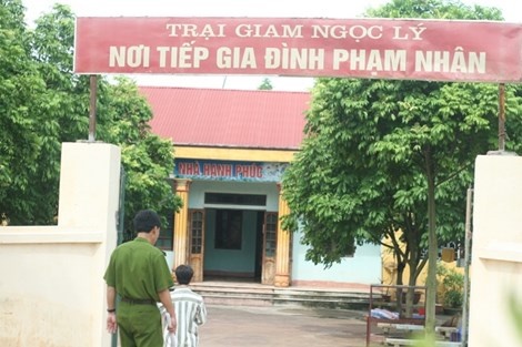 Theo cụ Võ Đình Nhân, nguyên là phó cục trưởng Cục Cảnh sát trại giam - Bộ Công an, nay đã 88 tuổi thì người có công sáng lập ra buồng hạnh phúc trong trại giam là cụ Hoàng Mai, nguyên Cục trưởng Cục Cảnh sát trại giam thời kỳ 1960. Khi đó cụ Nhân đang là cục phó, người hỗ trợ đắc lực, cùng đồng chí cục trưởng đặt viên gạch đầu tiên xây dựng những căn phòng này.