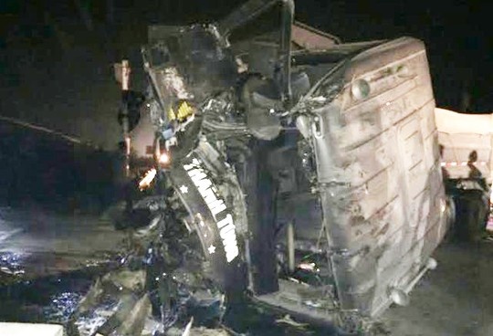 Tau hoa tong 3 nguoi tren xe tai vang 10 m hinh anh