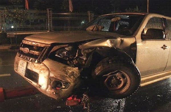 Xe Lexus khong bien so gay 'nao loan' tren pho hinh anh