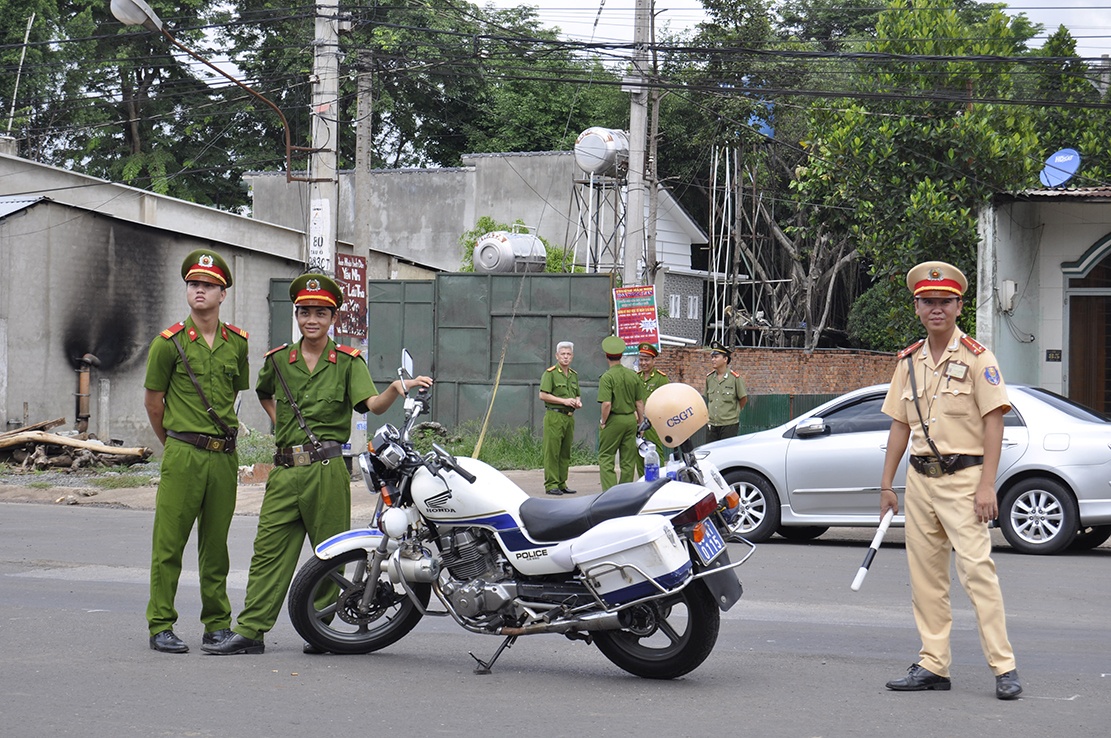 Hang tram cong an bao ve hien truong tham sat o Binh Phuoc hinh anh