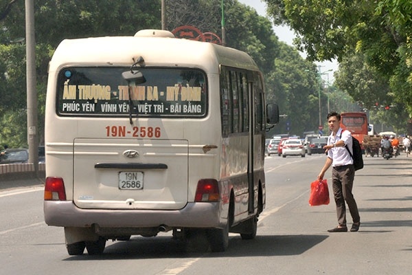 CSGT de xuat phat ca hanh khach bat xe doc duong hinh anh