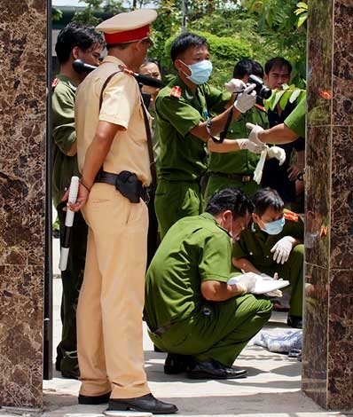 Các cán bộ điều tra, kỹ thuật đang khám nghiệm hiện trường và truy tìm dấu vết vụ thảm án ở Bình Phước.