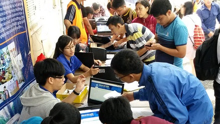 Giao vien, phu huynh bi van dong gop tien xay tuong dai hinh anh