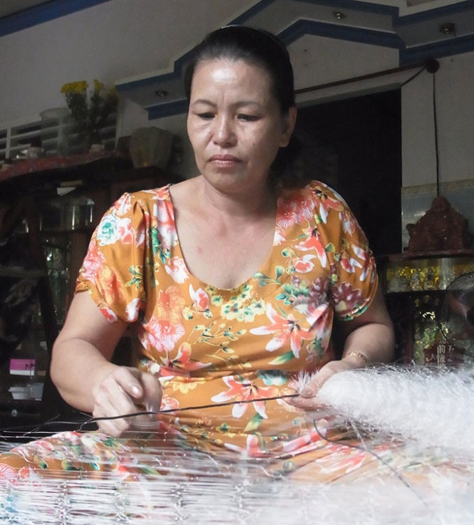 Số tiền tỉ từ bán đất không còn, bà Bạch Chí hằng ngày kiếm “bạc cắc” từ công việc kết chì cho lưới ghẹ .